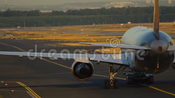 飞机在风景如画的日落时被拖走视频的预览图