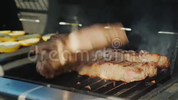 把多汁的牛肉片翻过来正宗的美国烤肉视频的预览图