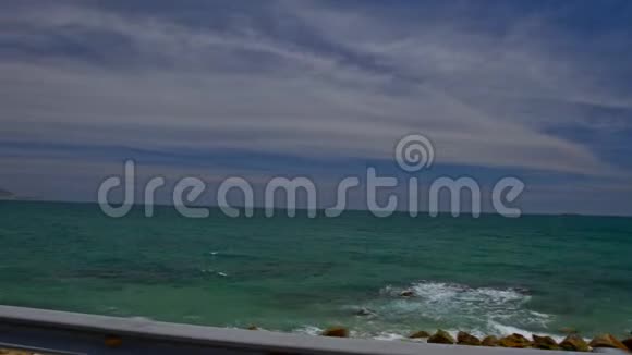 骑车行驶在蔚蓝海滩上视频的预览图