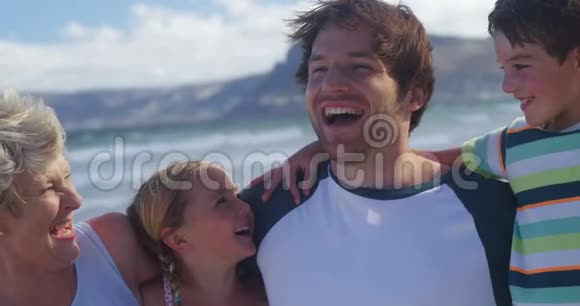 多代家庭在海滩上享受视频的预览图