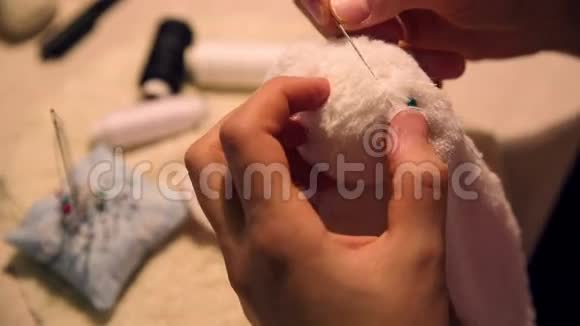 女人缝玩具视频的预览图