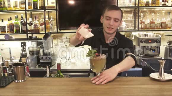高级酒保酒吧男招待在酒吧统一游轮上供应普通的朗姆酒基饮料鸡尾酒石灰装饰摇床视频的预览图