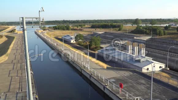 位于德国埃贝河和米特尔兰卡纳尔运河之间的水闸轮船电梯视频的预览图