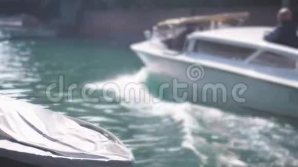 晴天在威尼斯运河中漂浮的船视频的预览图