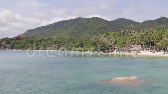 观赏天堂般的热带海滩在阳光明媚的日子里平静的大海视频的预览图