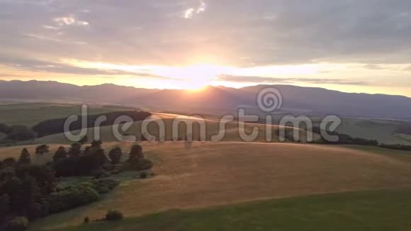 乡村风景中的金色夕阳视频的预览图
