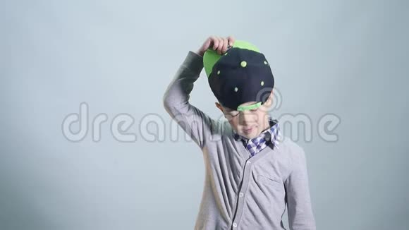 这个男孩戴上帽子在白色的背景上展示班级隔离视频的预览图