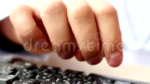 医生手按电脑键盘输入rx处方视频的预览图