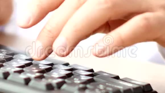 医生手按电脑键盘输入rx处方视频的预览图