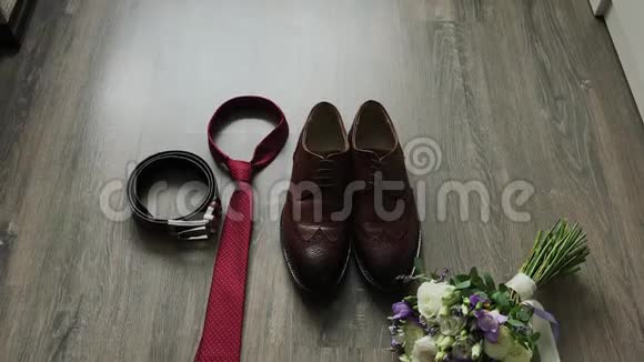 漂亮男人的婚礼配饰鞋子戒指花束腰带和领带视频的预览图