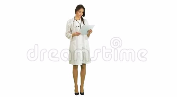 年轻护士在白色背景下阅读病人病史表格视频的预览图