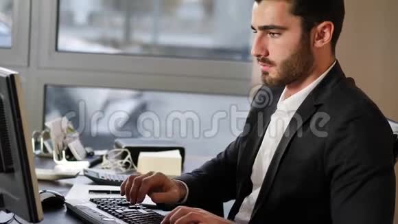 办公室职员在工作场所看平板电脑视频的预览图