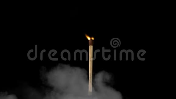 燃烧的火柴和烟雾视频的预览图