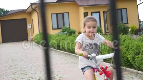 骑自行车的小女孩在路上骑自行车视频的预览图