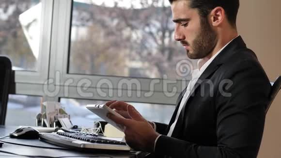 办公室职员在工作场所看平板电脑视频的预览图