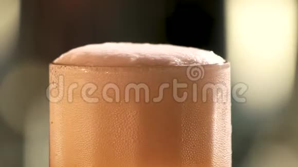 啤酒泡沫和气泡视频的预览图