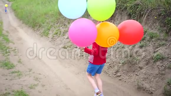 快乐的小宝贝玩气球的乐趣户外娱乐活动庆祝和乐趣视频的预览图