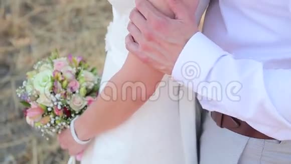 那个男人正在拥抱新娘的特写镜头视频的预览图