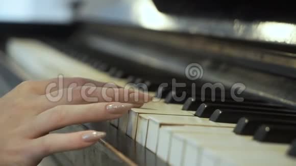 女人轻轻地抚摸琴键视频的预览图
