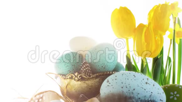 阳光明媚的复活节背景白色桌子上有复活节彩蛋视频的预览图