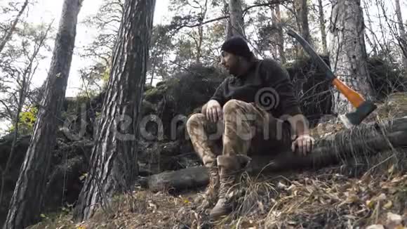 伐木工人坐在森林里辛苦工作后休息视频的预览图