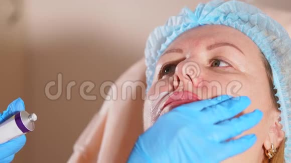 麻醉师将眼膏涂于面部鼻唇部位视频的预览图
