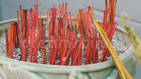 花园里传统的小佛坛附近的香红木棍祝你好运视频的预览图