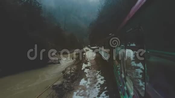 一列旧火车或火车头正沿着狭窄峡谷中的窄轨铁路行驶火车沿着火车行驶视频的预览图