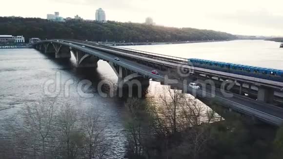 乌克兰基辅地铁桥鸟瞰图交通繁忙以不同速度射击正常和快速视频的预览图