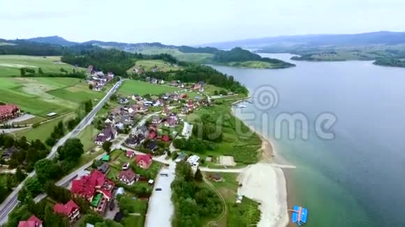 湖岸上的小村庄视频的预览图