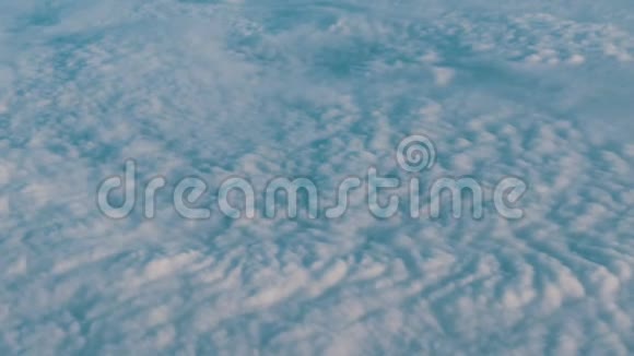 美丽的空中云浮在地上从飞机上可以看到空中景色视频的预览图