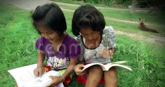贫穷的亚泰女童夫妇读书读书教育动画偶像脱颖而出视频的预览图