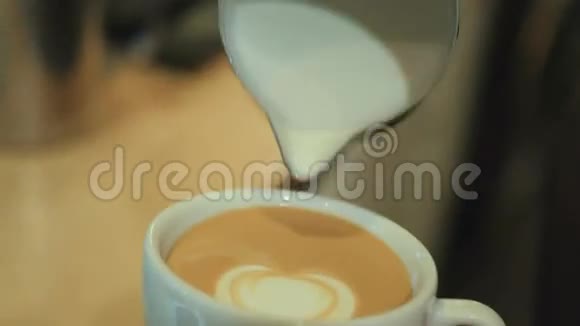 那个男人把牛奶涂在咖啡上视频的预览图