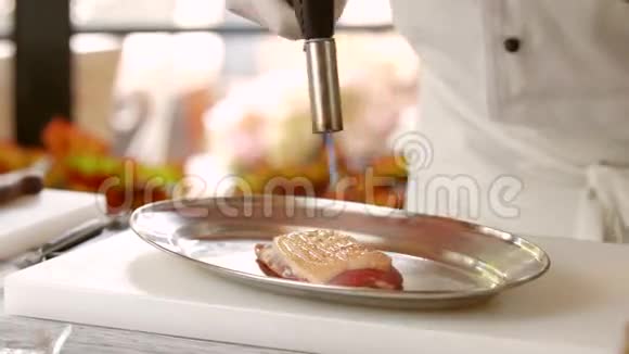 手拿餐巾擦肉视频的预览图
