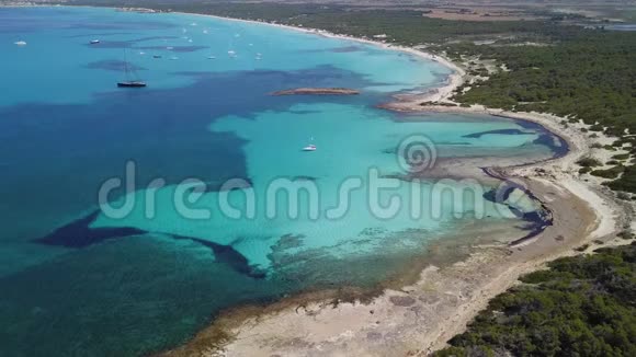 科洛尼亚圣约迪西班牙令人惊叹的无人机空中景观迷人的海滩埃斯塔尼斯和埃斯特伦茨蓝绿色加勒比海视频的预览图