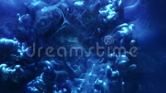 喷绘覆盖蓝色闪光液体运动视频的预览图