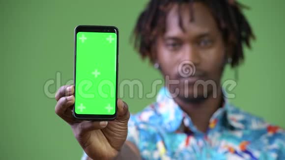 年轻英俊的非洲游客男子展示智能手机视频的预览图
