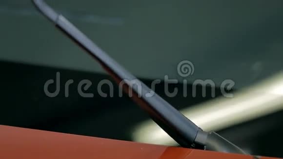汽车的雨刮器停在挡风玻璃外的空气中视频的预览图