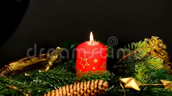 燃烧蜡烛和德国圣诞蛋糕视频的预览图