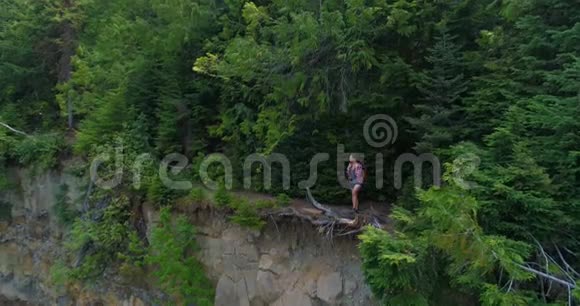 4k森林悬崖上的女徒步旅行者视频的预览图
