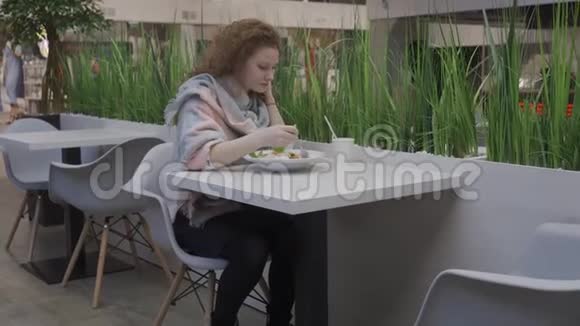 年轻的美女在咖啡馆里吃凯撒沙拉视频的预览图