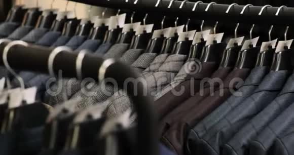 裁缝店男士西服男人手在衣橱里选择一件夹克男性选择视频的预览图