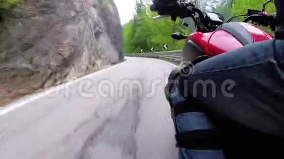 摩托车手沿着意大利的风景山曲线路行驶侧视POV视频的预览图