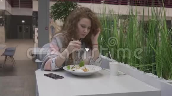 年轻的美女在咖啡馆里吃凯撒沙拉视频的预览图