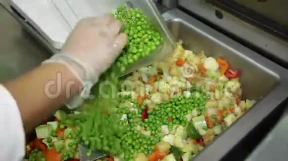 准备蔬菜抹布视频的预览图