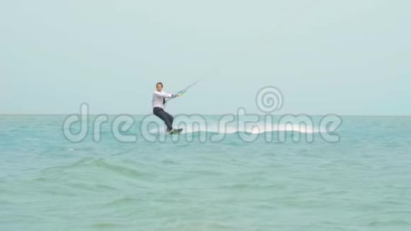 商人在热带海洋里玩风筝表演慢动作视频的预览图