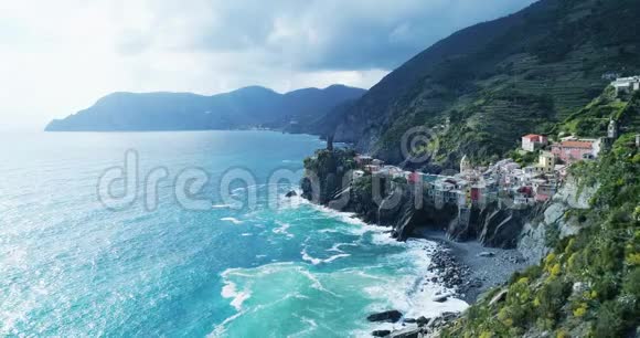 从空中俯瞰旅行的地标性目的地Vernazza地中海小镇KinqueTerre国家公园Liguria视频的预览图