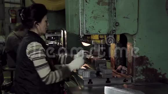 重工业在制造金属制品的机器工作的妇女视频的预览图