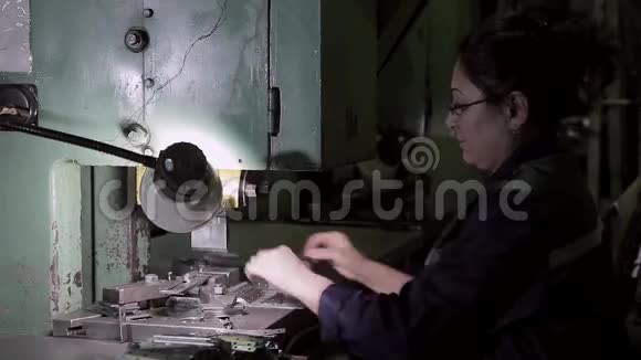 从事重工业的女工视频的预览图