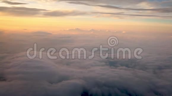 通过飞机窗户观看日落的美妙景色空中旅行视频的预览图